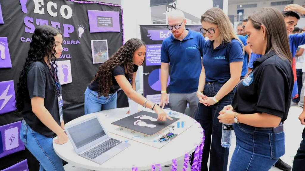 Estudantes da Bahia mostram inovação em tecnologia na 9ª Feira de Ciências Estudantes da Bahia mostram inovação em tecnologia na 9ª Feira de Ciências
