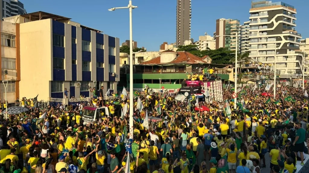 Flávio Bolsonaro Recebe Título de Cidadão Soteropolitano Após Passeata em Salvador
