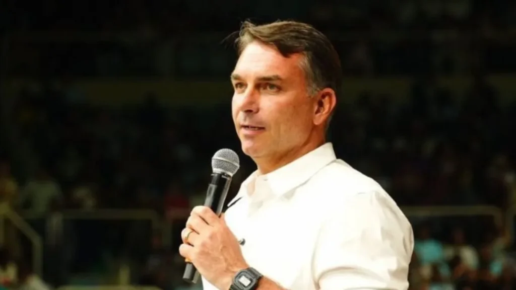 Justiça da Bahia impede entrega de título de cidadão a Flávio Bolsonaro em Salvador