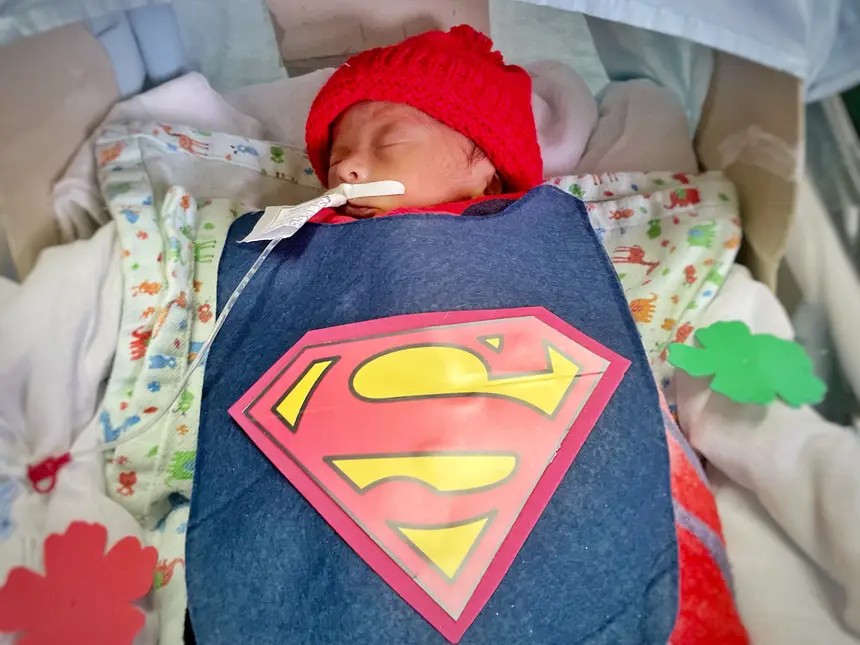 Bebês Fantasiados em Belém Celebram o Carnaval no Hospital | Ação Traz Alegria às Famílias Bebês Fantasiados em Belém Celebram o Carnaval no Hospital | Ação Traz Alegria às Famílias