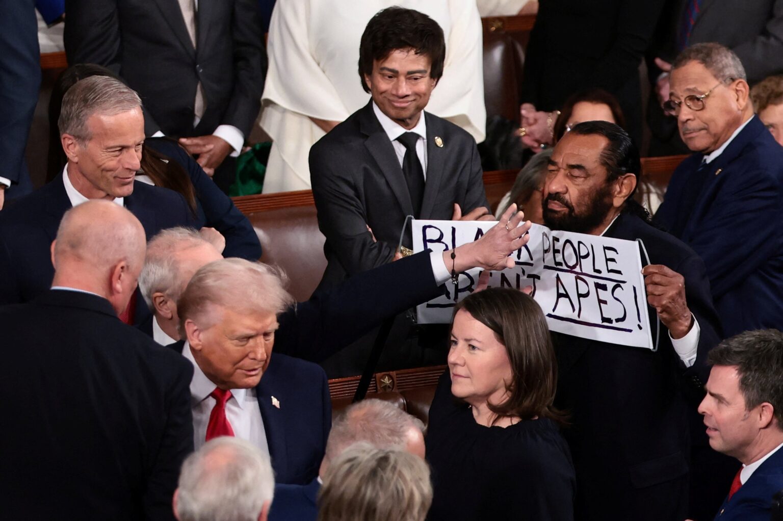 Deputado Democrata Retirado Durante Protesto no Discurso de Trump