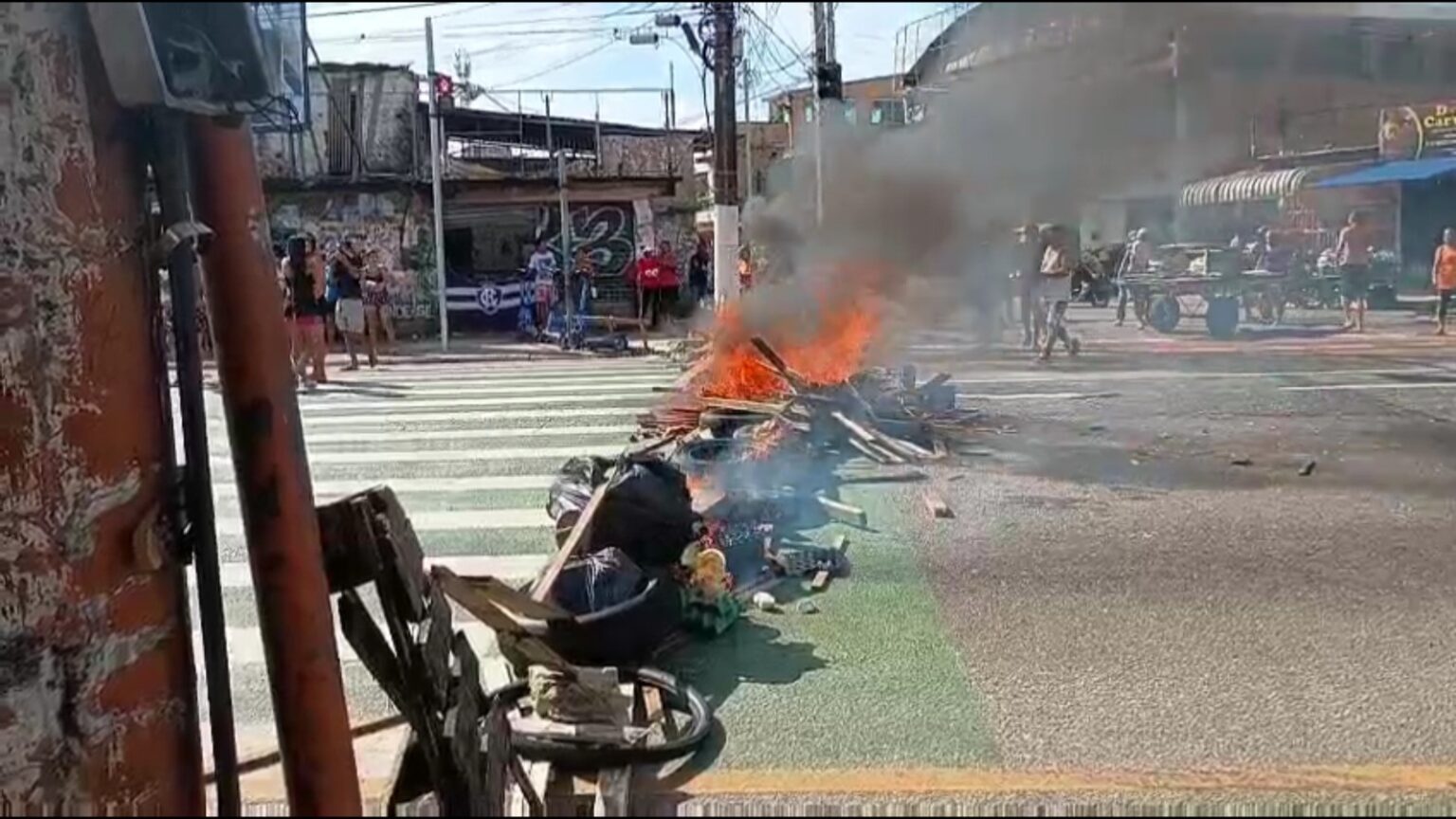 Moradores de Belém Protestam em Avenida Contra Falta d'Água
