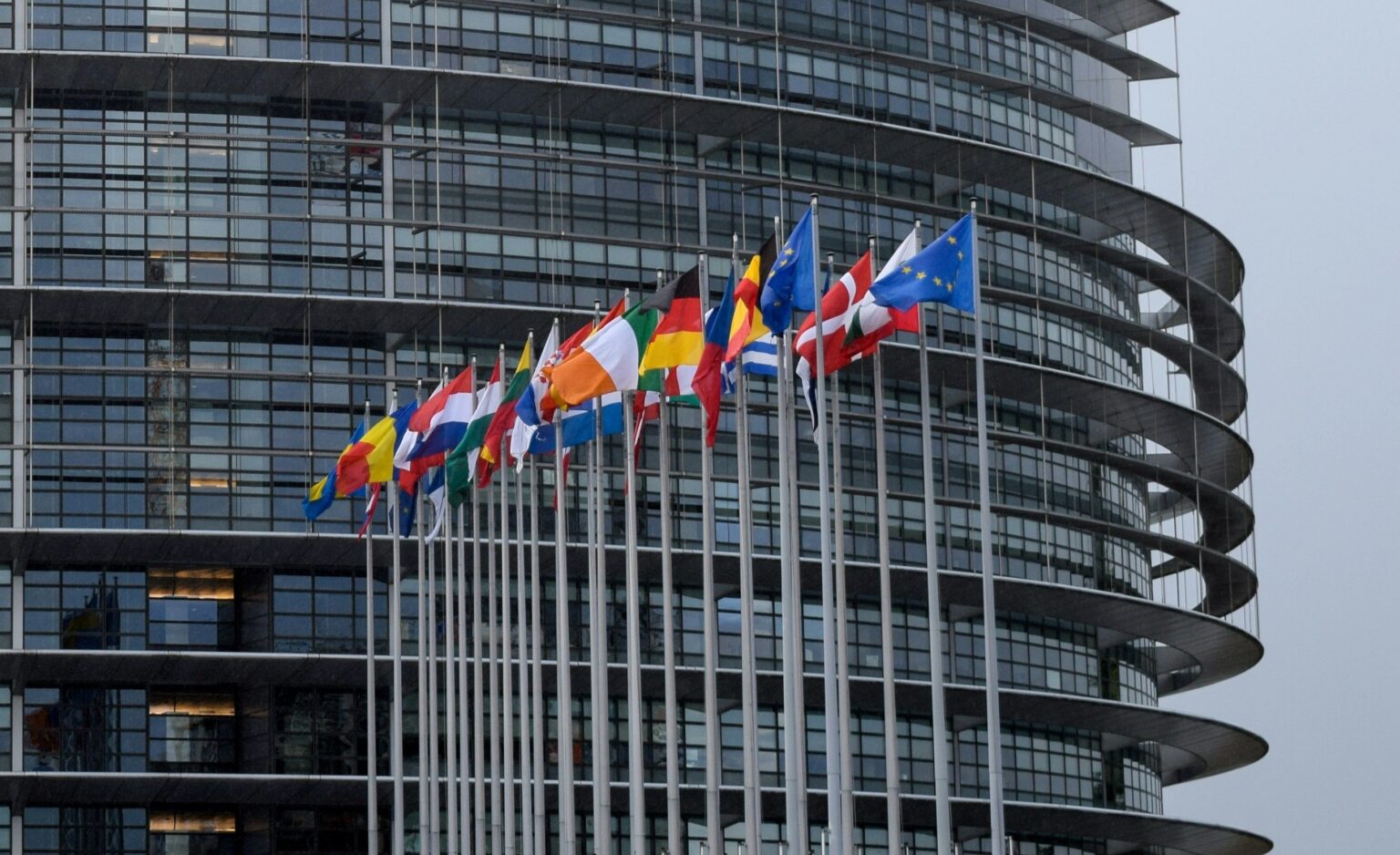 Parlamento Europeu Define Novas Medidas Rigorosas para Imigração Parlamento Europeu Define Novas Medidas Rigorosas para Imigração