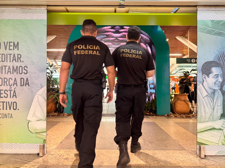 Polícia Federal Captura Foragidos da Justiça em Aeroporto de Belém/PA Polícia Federal Captura Foragidos da Justiça em Aeroporto de Belém/PA