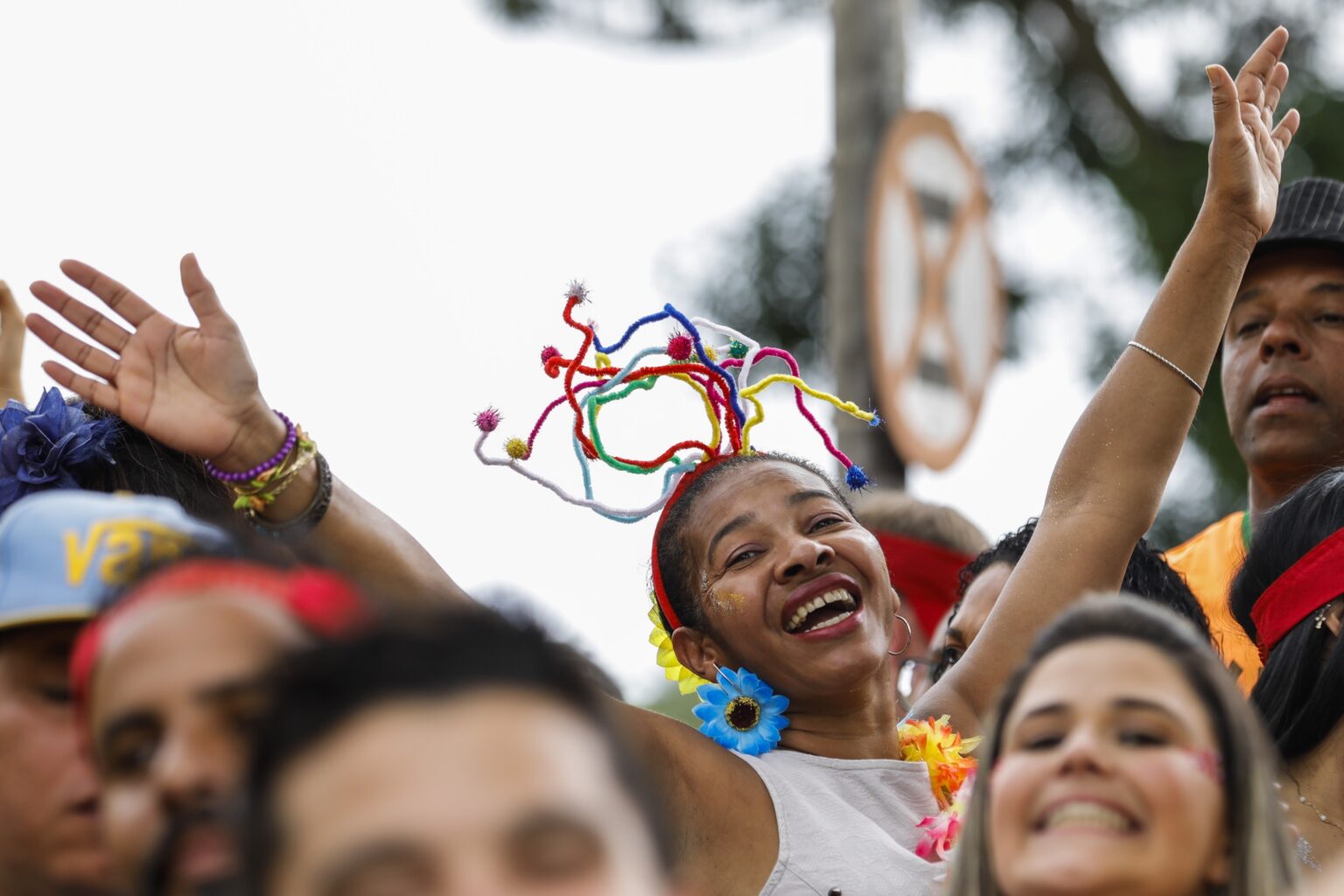 Brasil é a 7ª nação mais feliz do mundo, revela pesquisa de 2026