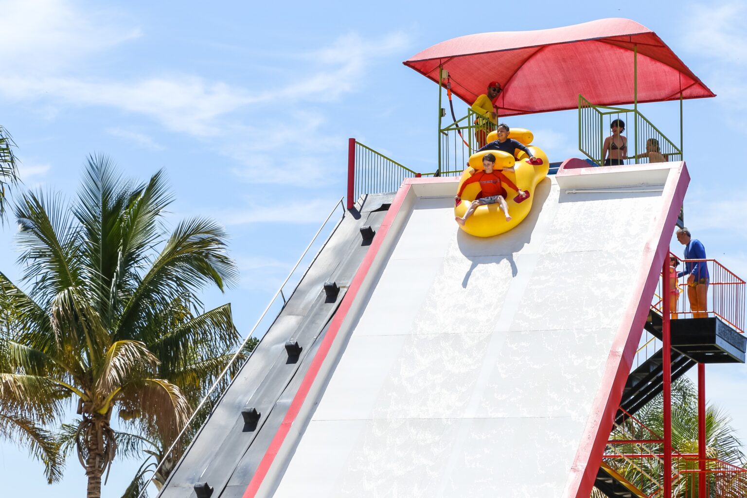 Castelo Park Aquático: Diversão e Adrenalina para toda a Família em Cesário Lange