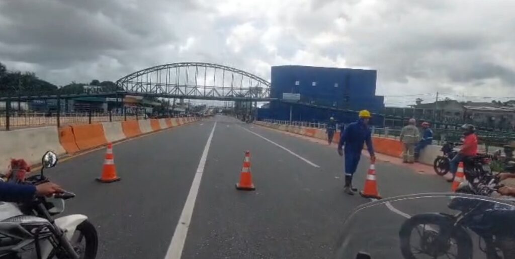 Trânsito na Avenida Júlio César Liberado Após Retirada de Passarela em Risco de Queda