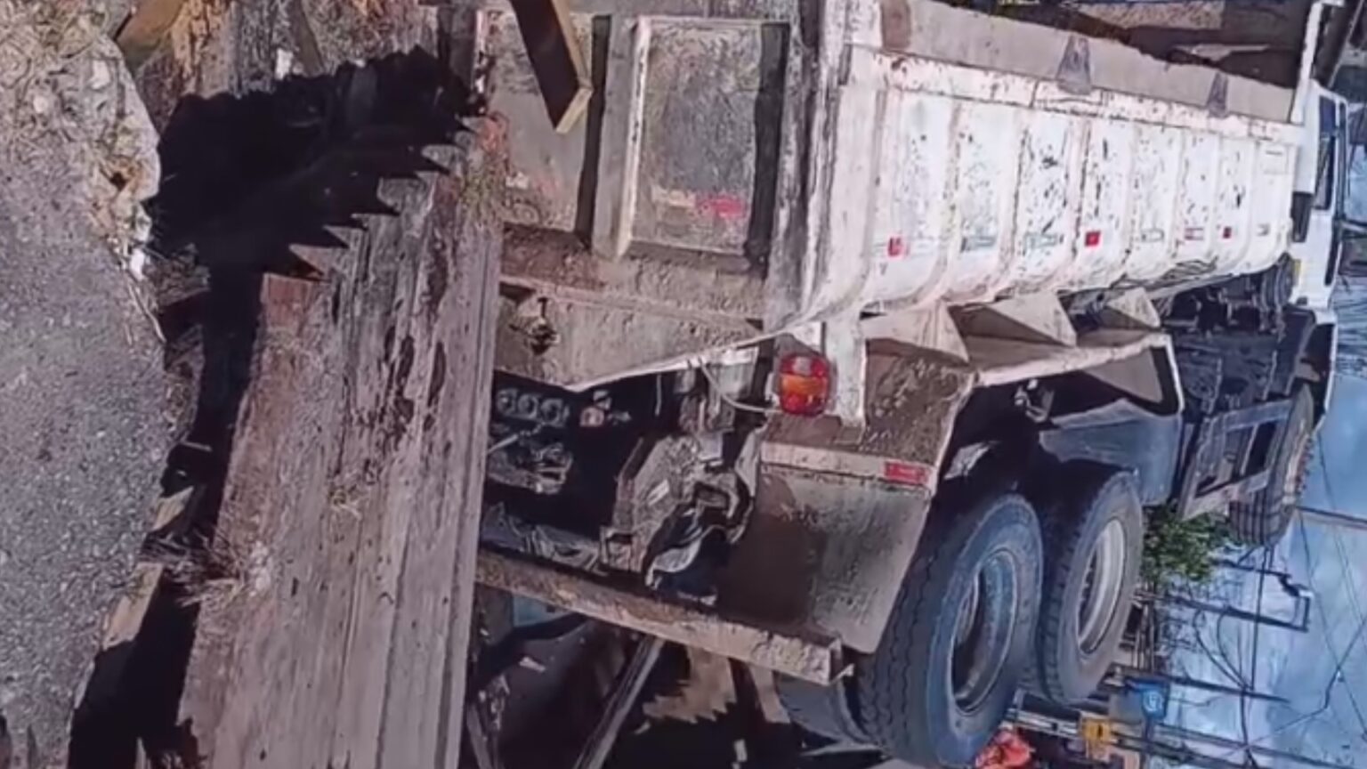 Caminhão cai em canal após desabamento de ponte de madeira em Belém