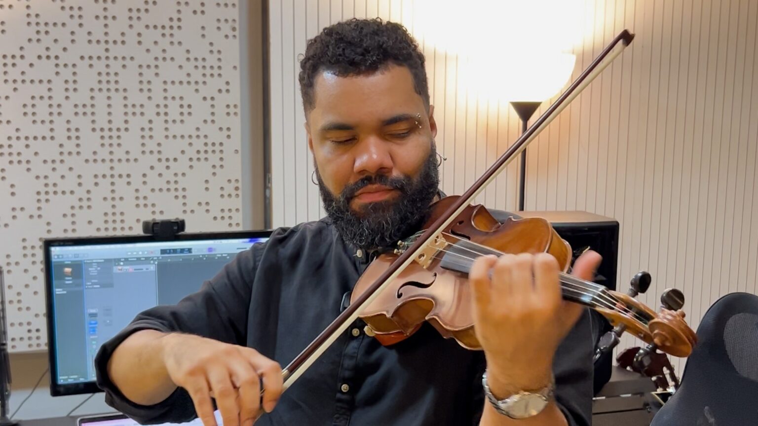 Compositor de Ribeirão Preto Brilha no Cenário Internacional com Trilhas Sonoras; Descubra sua Traje