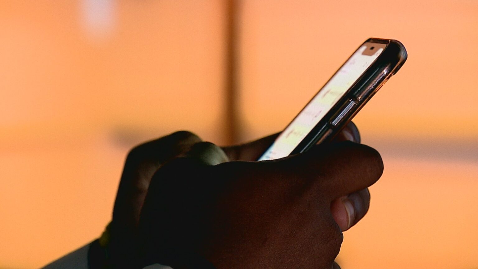 Desconexão Digital: Jovens Relatam Benefícios Após Mês Sem Smartphone