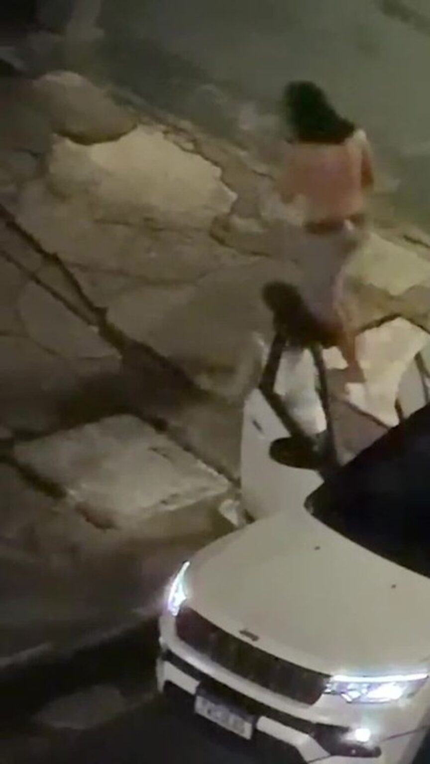 Estudantes em Belém agridem homem em situação de rua com arma de choque; MPF investiga o caso Estudantes em Belém agridem homem em situação de rua com arma de choque; MPF investiga o caso