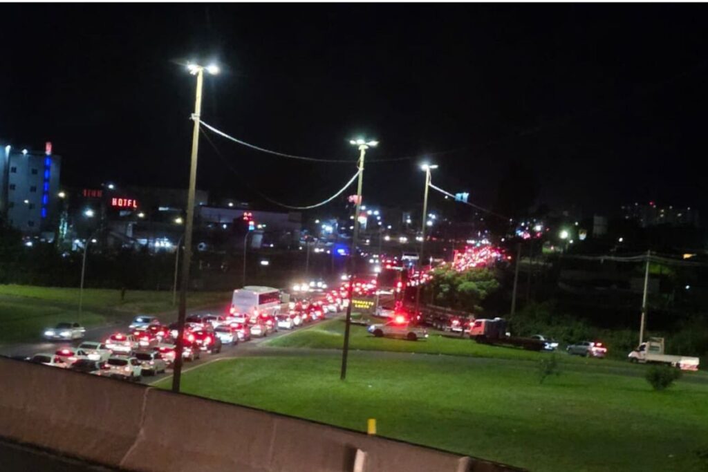 Guns N’ Roses em Campo Grande: Congestionamento de 13 km e Espera de 1 Hora no Trânsito Guns N’ Roses em Campo Grande: Congestionamento de 13 km e Espera de 1 Hora no Trânsito