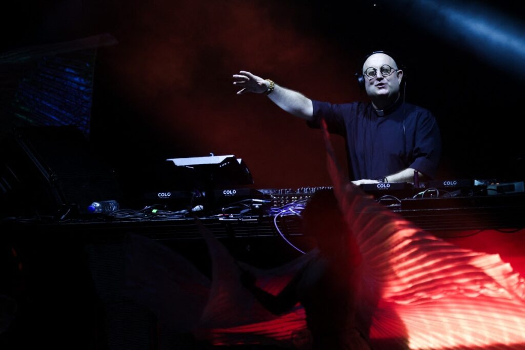 Padre DJ Realiza 'Rave Católica' em Homenagem ao Papa Francisco em Buenos Aires