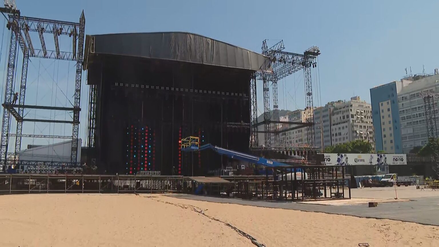 Tragédia em Show de Shakira: Funcionário Hospitalizado Após Acidente em Copacabana Tragédia em Show de Shakira: Funcionário Hospitalizado Após Acidente em Copacabana