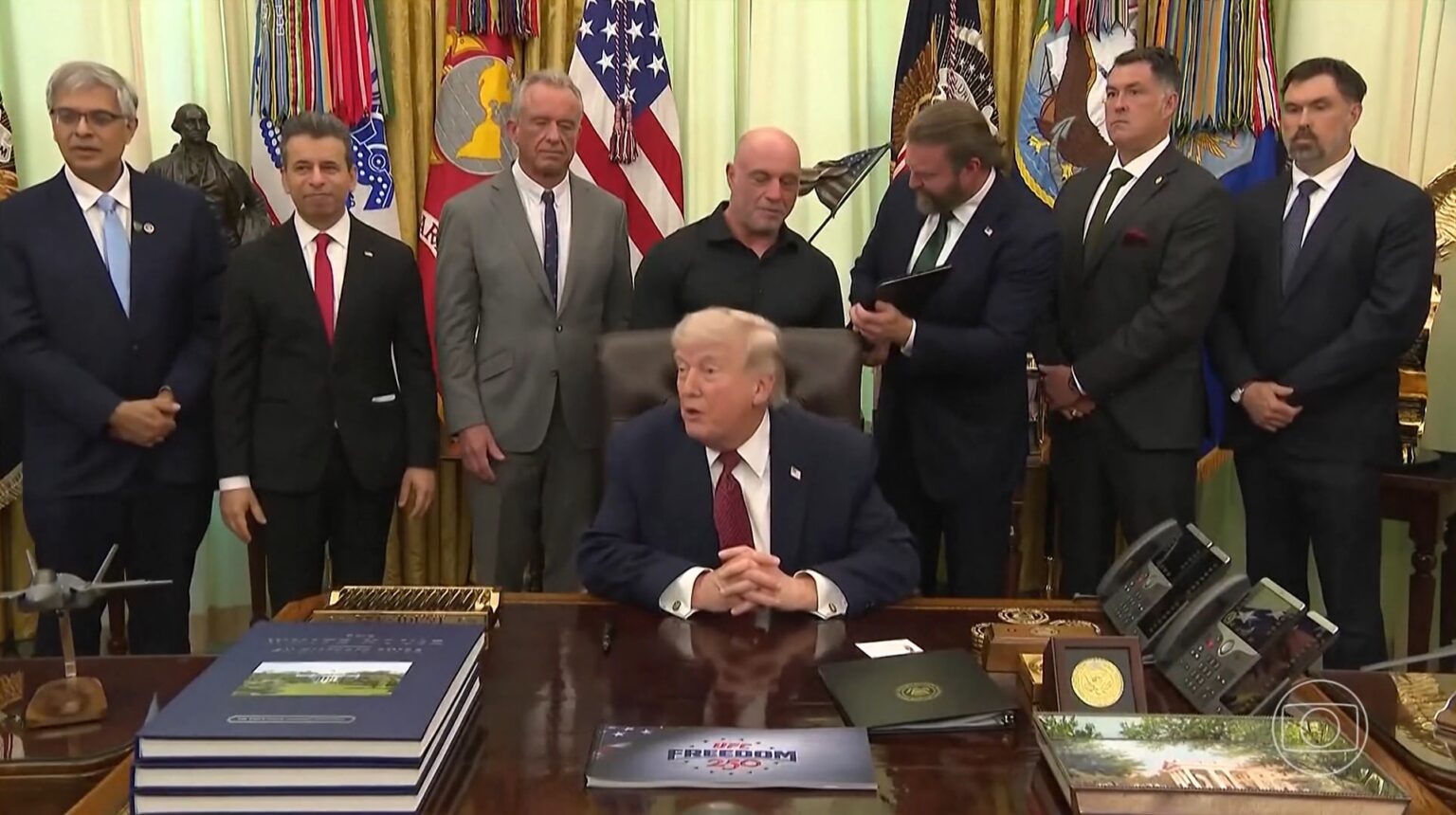 Trump Anuncia Avanços em Conversas com o Irã, Mas Tensão Aumenta no Estreito de Ormuz