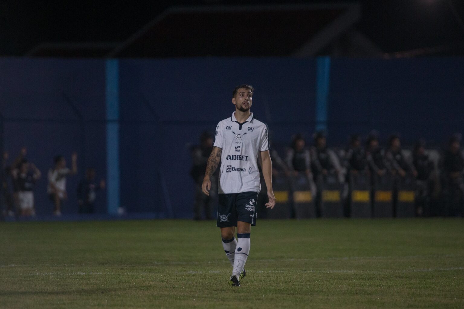 Zagueiro do Remo Reage com Gesto Ofensivo à Torcida Após Derrota para o Cruzeiro