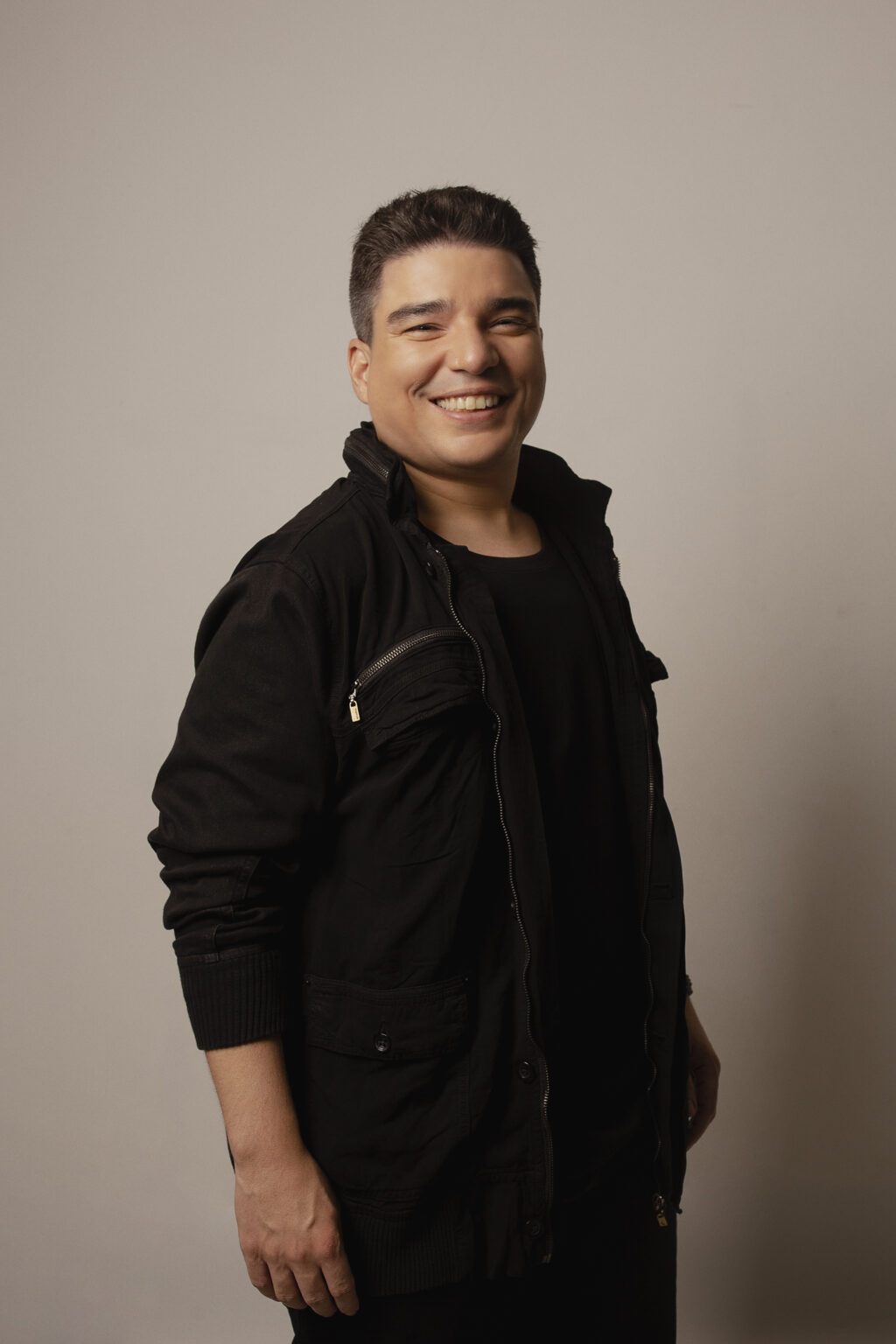 Arthur Espíndola Lança Novo Audiovisual em Show Gratuito Neste Sábado