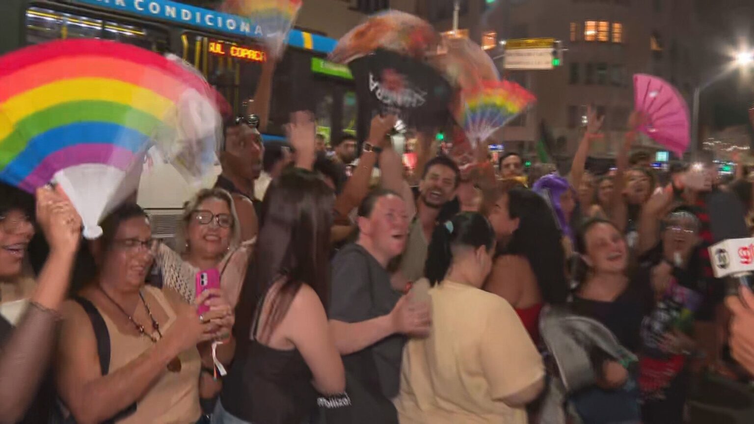 Público anima em longas filas para show de Shakira em Copacabana Público anima em longas filas para show de Shakira em Copacabana