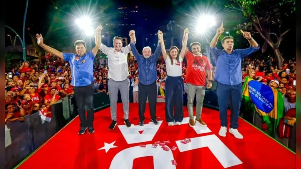 Lula Reúne Multidão na Praça da República em Belém no Maior Comício do Estado
