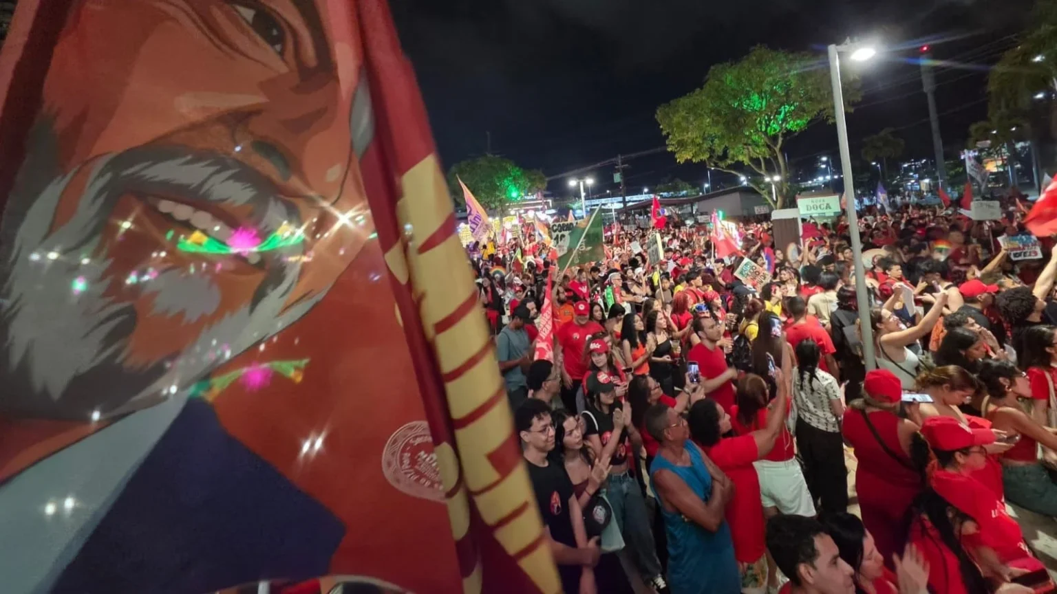 Presença massiva da juventude marca ato de apoio a Lula em Belém