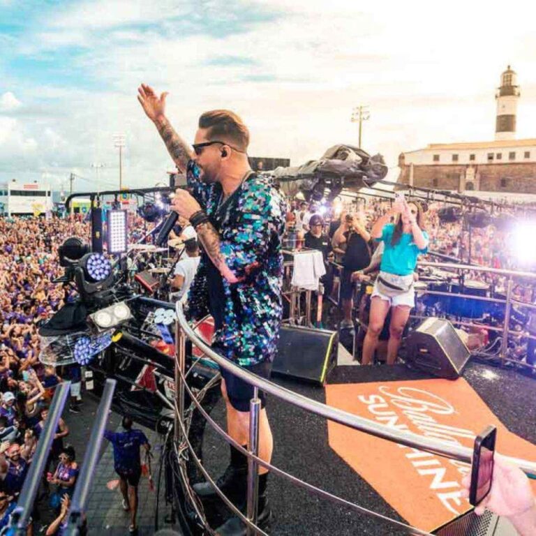 Banda Eva Desfila com o Maior Trio Elétrico do Mundo em Belo Horizonte