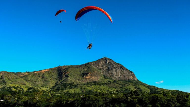 Conheça o Paraíso do Voo Livre: Governador Valadares e Seu Pico da Ibituruna