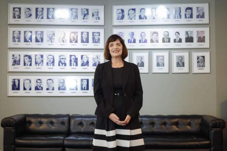 Deborah Malta: Destaque no Prêmio Mulheres e Ciência da UFMG em 2024