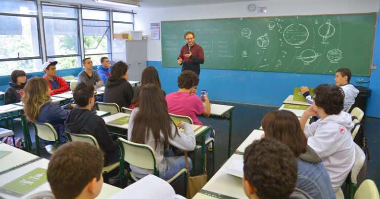 Estudantes da USP Utilizam Ciência de Dados para Analisar Desafios Educacionais no Brasil