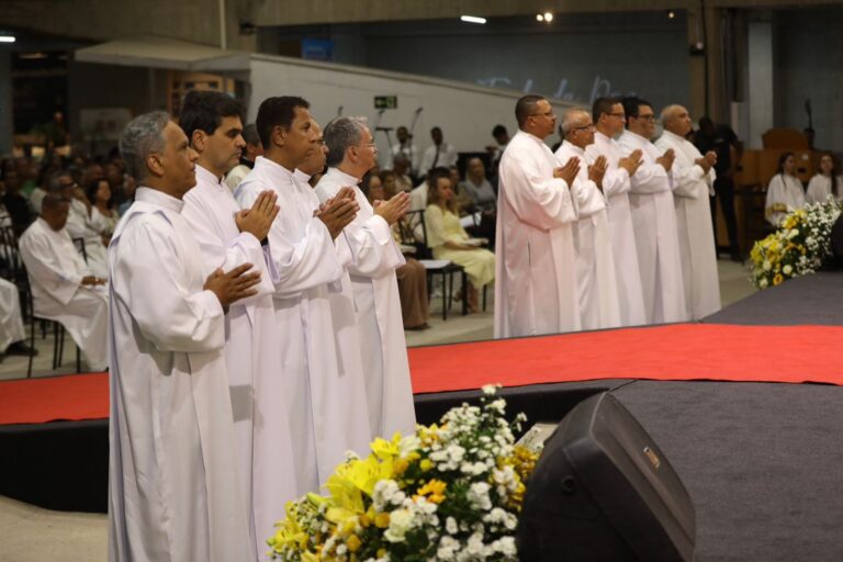 Ordenação de Dez Diáconos Permanentes na Catedral Cristo Rei: Uma Celebração de Fé