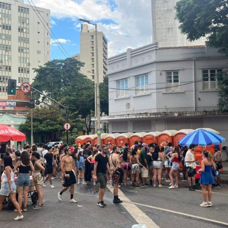 Problemas com Banheiros na Avenida Brasil Geram Reclamações entre Foliões