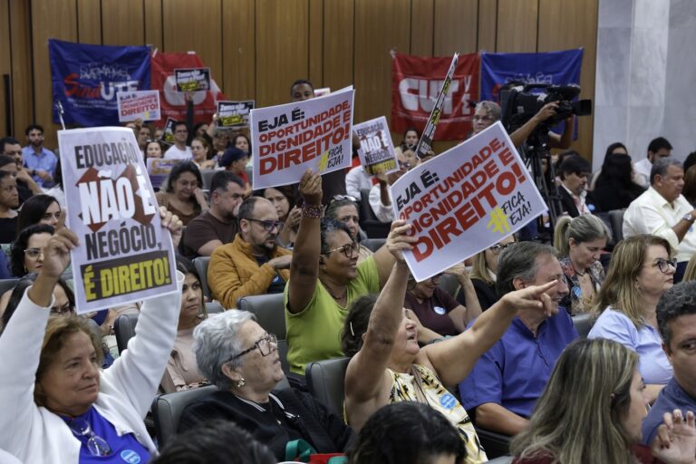 Sind-UTE/MG Reforça Cobrança sobre Piso Salarial e Anúncio de Reajuste é Previsto para Março Sind-UTE/MG Reforça Cobrança sobre Piso Salarial e Anúncio de Reajuste é Previsto para Março