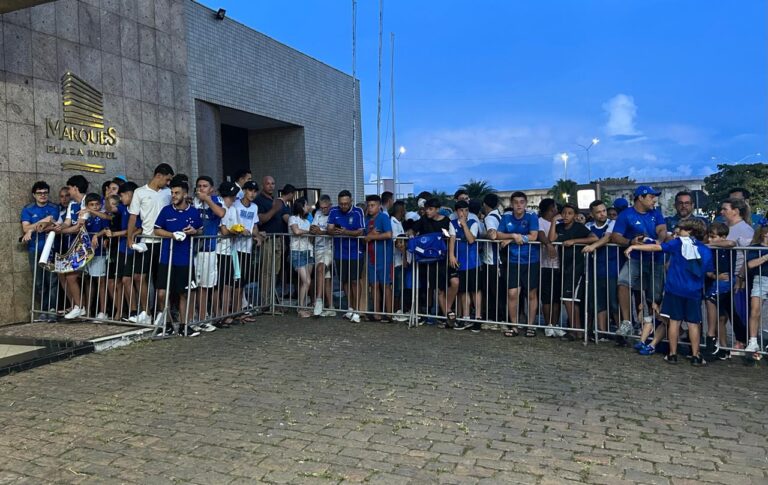 Torcedores do Cruzeiro Fazem Festa em Pouso Alegre Antes da Semifinal do Mineirão