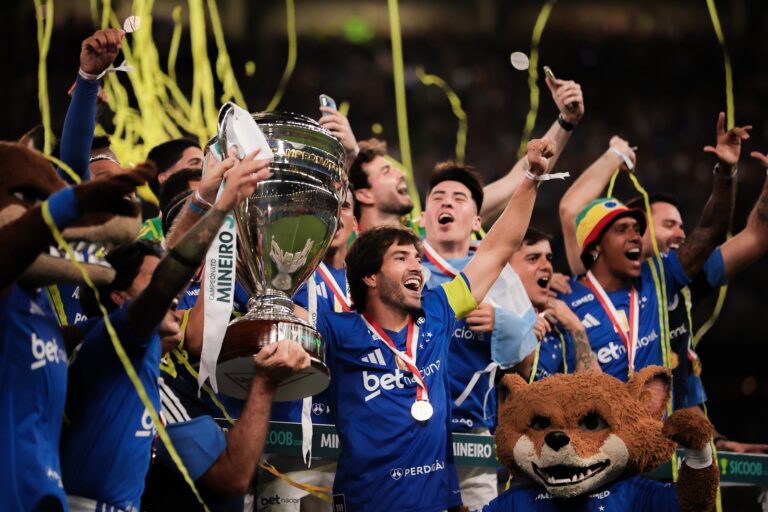 Análise: Cruzeiro Conquista a Taça e Tite Encontra Estabilidade para Novos Desafios