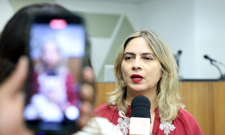 Deputada Revela Contrato de R$ 348 Milhões para Livros em Escolas de MG