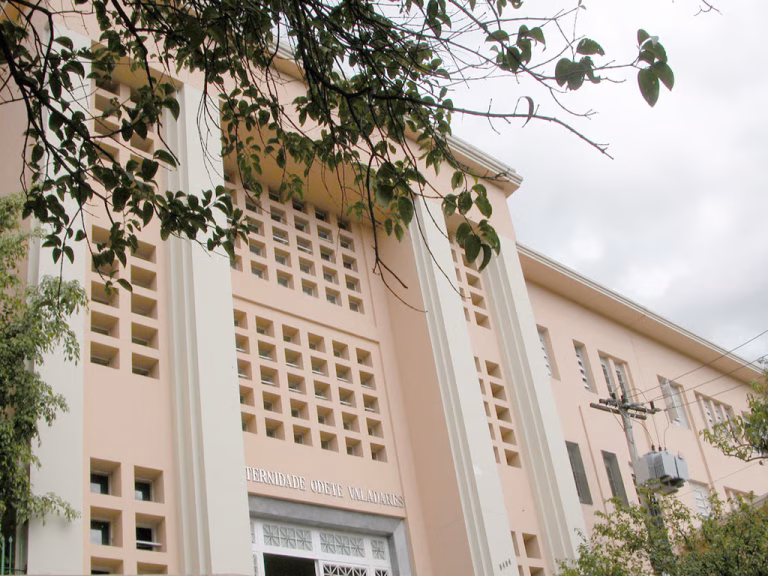 Fhemig em Belo Horizonte: Seleção para Médico Especialista com Salário de R$ 6.680,12