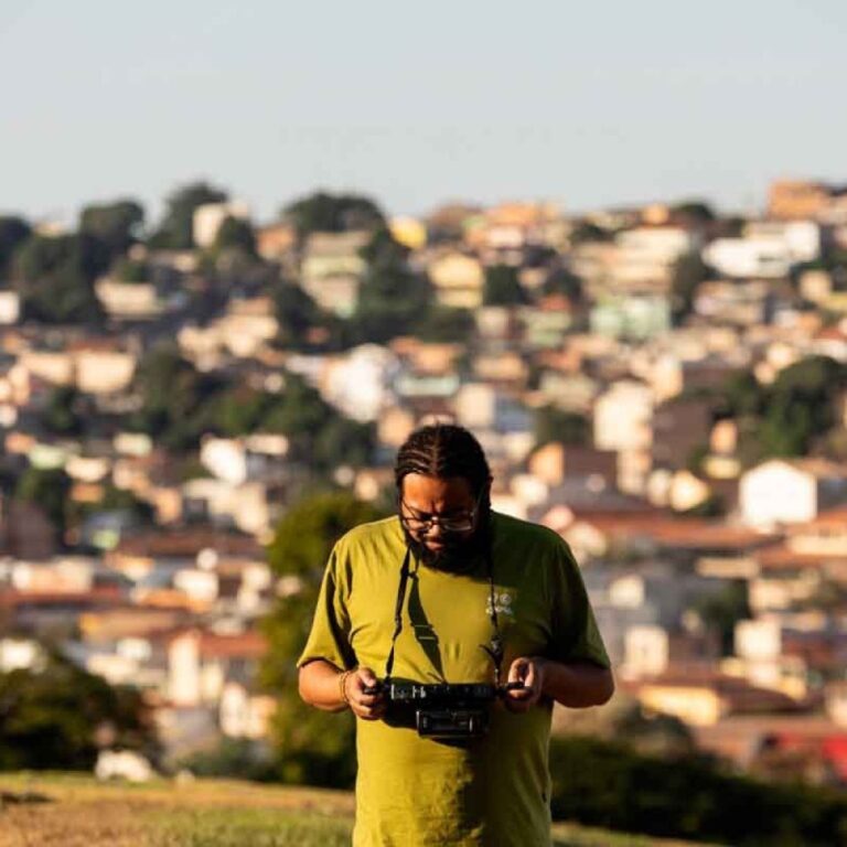 André Novais Oliveira Lança Livro Inspirado na Zona Leste de BH