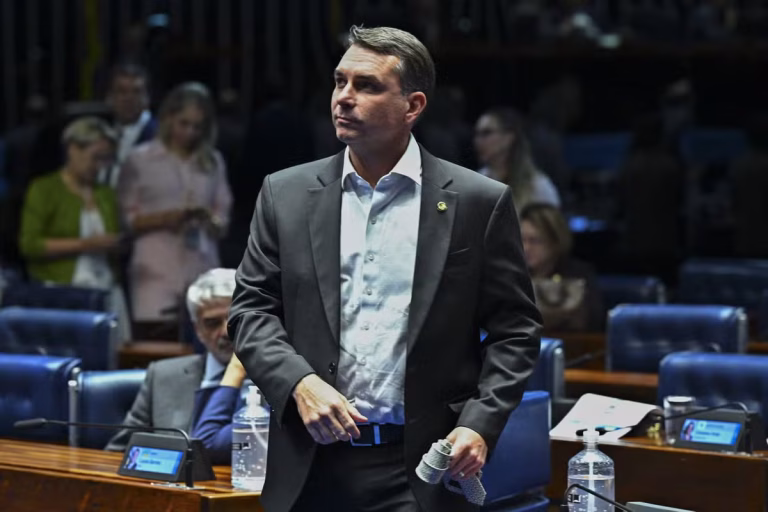 Indefinições no Palanque de Flávio Bolsonaro: Cenários e Alianças em Minas Gerais