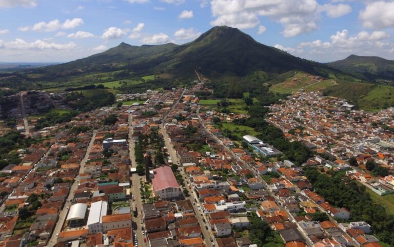 Justiça Condena Médico e Ex-Diretora por Consultas Falsas em Minas Gerais