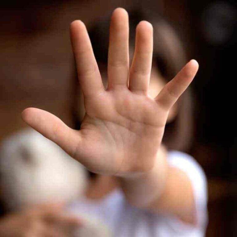 Pai é preso por agredir filha após incidente com açaí em brinquedo
