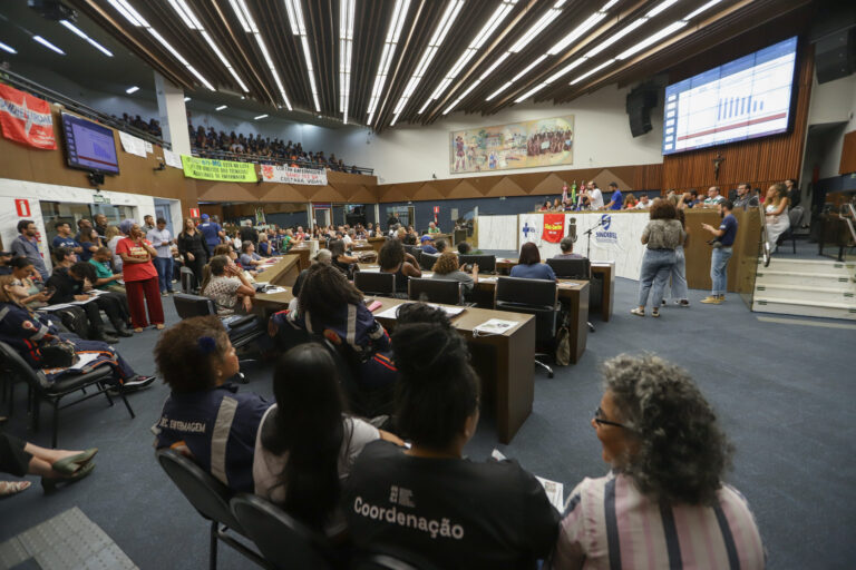 Profissionais da Saúde Protestam Contra Cortes e Alertam Para Desmonte do Setor
