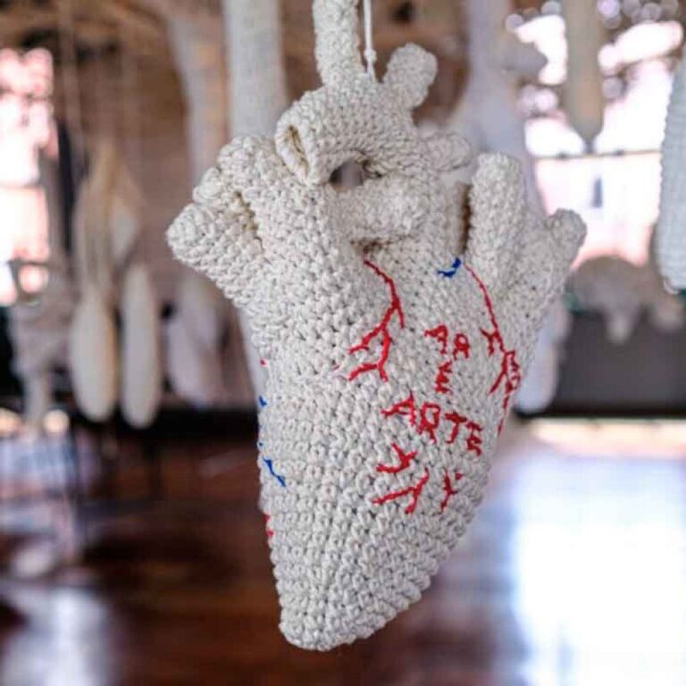 Três Exposições em Belo Horizonte Celebram a Arte Têxtil e Seus Significados
