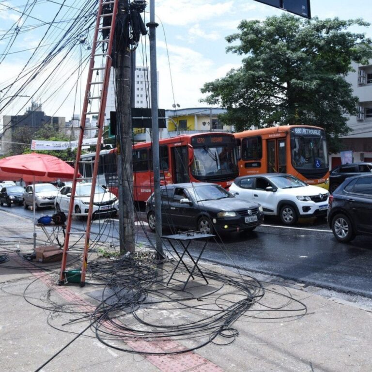 Belo Horizonte Intensifica Fiscalização e Multas para Empresas com Fios Soltos nas Ruas