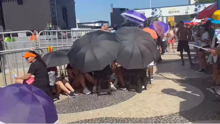 Fãs de Shakira se Reúnem em Copacabana para Grande Show - Expectativa de 2 Milhões de Pessoas