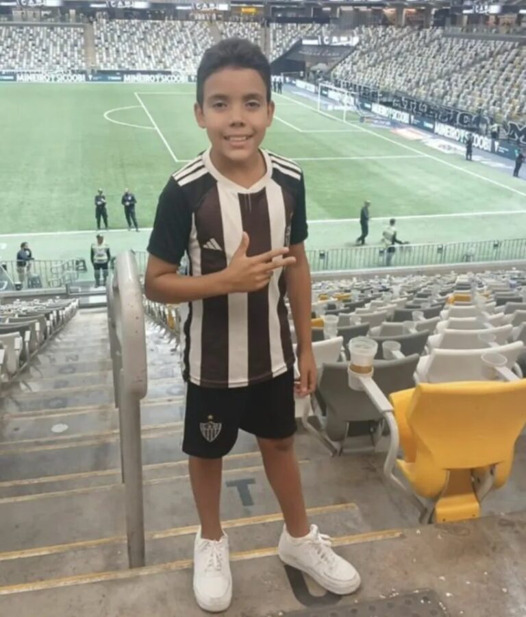 Tragédia no Futebol: Menino de 11 Anos Morre Após Queda de Trave em Minas Gerais Tragédia no Futebol: Menino de 11 Anos Morre Após Queda de Trave em Minas Gerais
