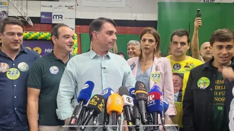 Flávio Bolsonaro intensifica campanha em Minas e destaca enfrentamento às facções criminosas