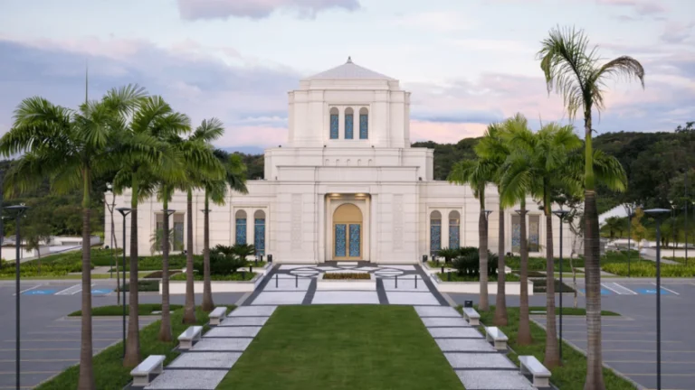Presidente Oaks Dedica o Templo de Belo Horizonte Brasil com Foco em Jesus Cristo