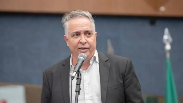 Prefeito de Belo Horizonte oficializa apoio a Aécio Neves para o Senado