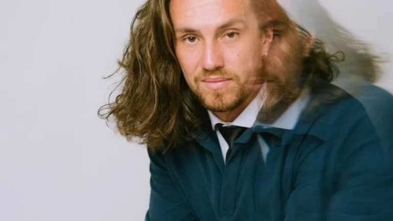 Vitor Kley apresenta show intimista em Belo Horizonte com voz e violão