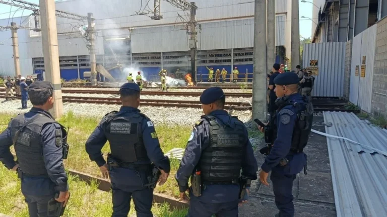 Aeronave de pequeno porte cai no pátio de manutenção do metrô em Belo Horizonte