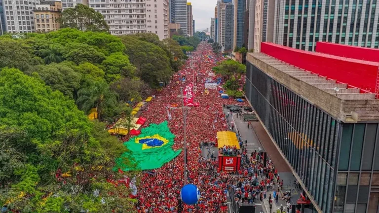 Campanha de Lula bloqueia contagem oficial do público na Paulista